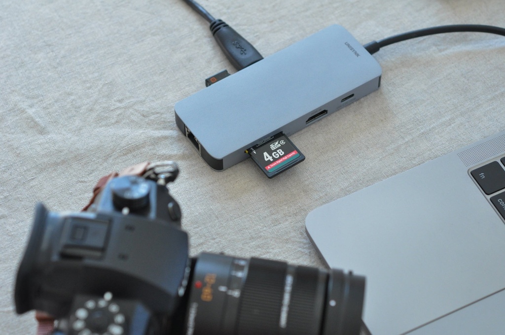 UNISYNK USB-C To 8-Port Hub 100W - Gray